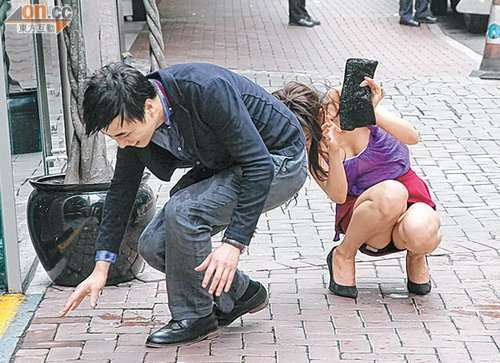 嫩模何佩瑜与张柏芝弟弟分手 拍戏大解放与男子激吻