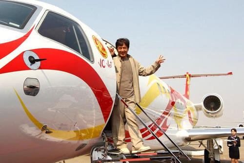 成龙两架飞机价值过亿 富豪在飞机上建泳池