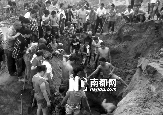 9月10日，河南西平县，工地附近不少村民前往挖宝，最多时有上百人。C FP图