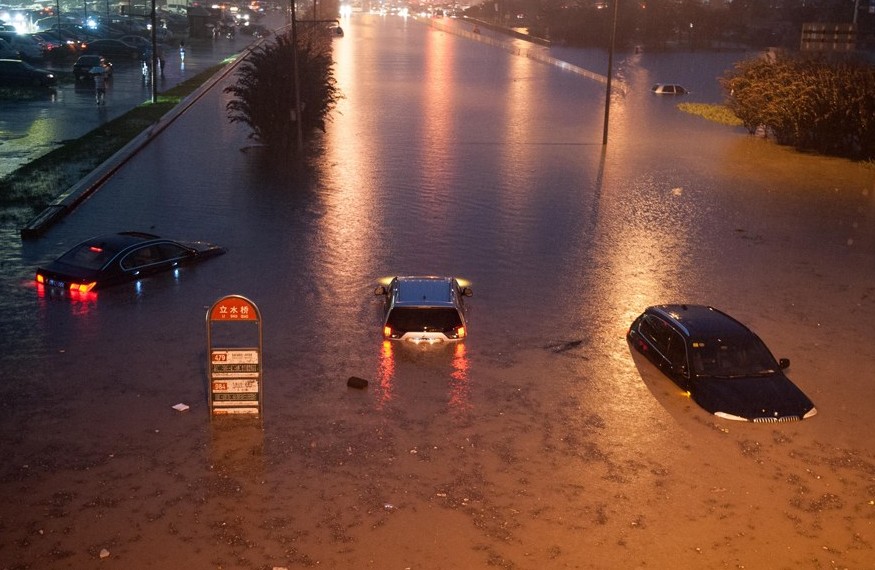 北京遭遇60年来最大暴雨 汽车大批被淹老外积