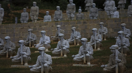 
世界反法西斯战争胜利68周年 中国远征军雕塑群落成
