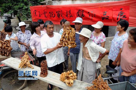 临沂郯城农民做抗战木雕纪念全民族抗战77周年