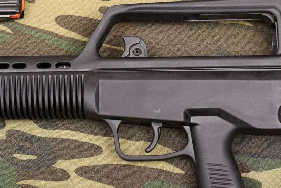 省略了中国军队制式武器上原有的枪口制退器的