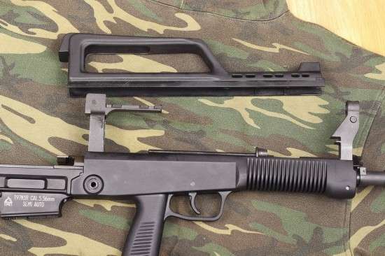 省略了中国军队制式武器上原有的枪口制退器的