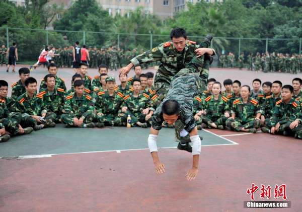 <em>四川女学生</em>军训习拳术 加强自我保护_厦门频道