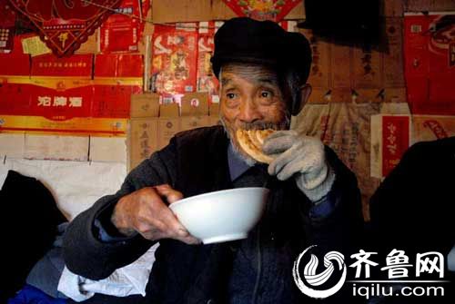 7.临近中午，房径田老人给自己倒了一碗白开水，拿起小饼就着开水吃了起来。