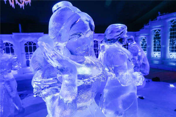 迪斯尼动画片《冰雪大冒险》中的角色冰雕作品.