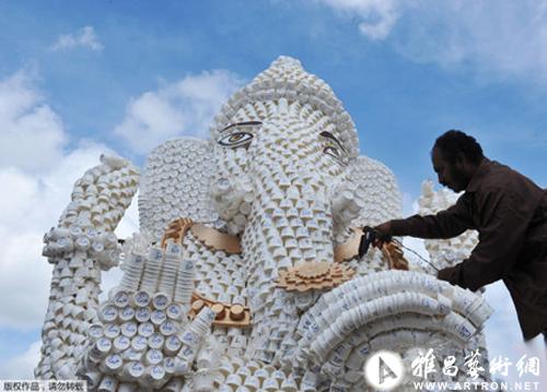 印度艺术家用3万个纸杯制作神像倡导环保