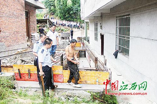 风雨夜百余人连夜搜捕 左安镇地广山高,山沟纵横,树木林密,一旦犯罪