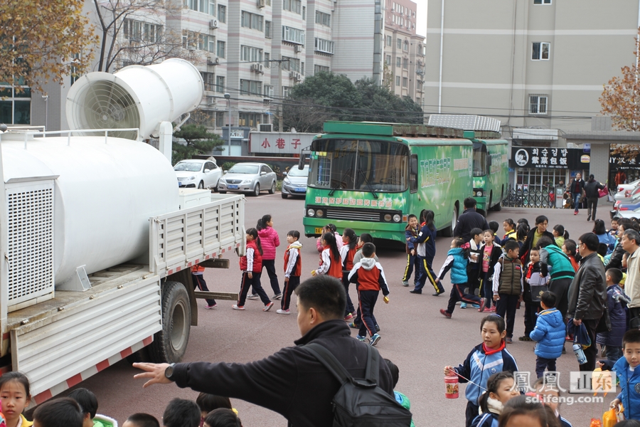 11月25日，历下区环保局工作人员携降尘雾炮车驶进了东方双语实验学校分校，配合学校开展的环保主题的科技节进行降尘演示，与历下区的“降霾神器”环保雾炮车一起的还有移动宣传服务站，引起全校师生的兴趣。