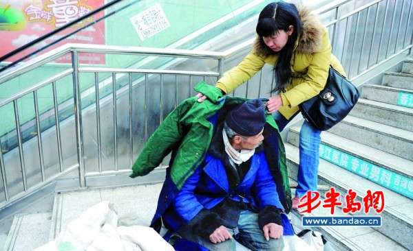 83岁老乞丐捡钱包 寒风中举牌寻失主