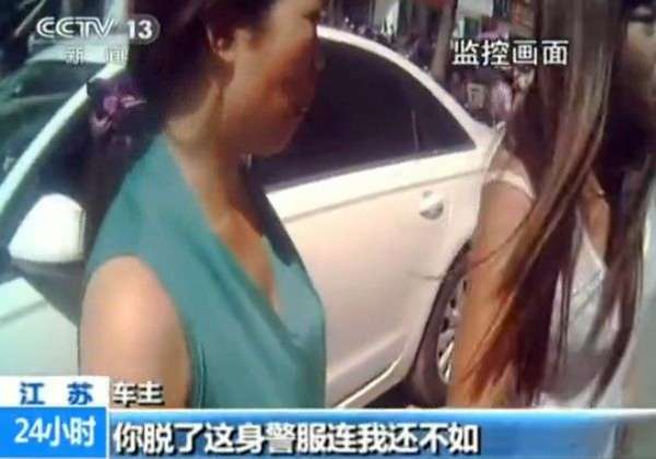 违章奥迪女斥交警：你脱了警服连我都不如