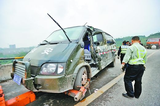 重庆:大货车撞坏运钞车 四保安持枪警戒