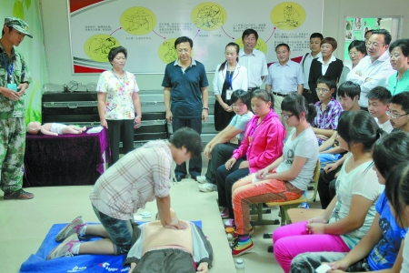 拒绝死读书 郑州学生演练灾难逃生技能