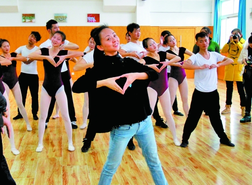 邰丽华与河南聋人大学生共舞:音乐是那么美