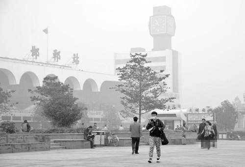 河北一小学学生重度雾霾天在操场上蹲考