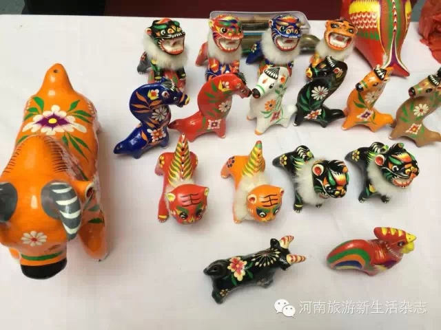 鹤壁浚县泥咕咕 浚县民间对泥塑小玩具的俗称。因为能用嘴吹出不同的声音,故得名。现今浚县泥咕咕已有三大类50多个品种。主要有以三国、水浒和瓦岗军为原型的人物。以老虎、老鹰、孔雀等为原型的动物和飞禽。2006年入选第一批国家级非物质文化遗产名录。