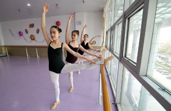 河北邯郸:艺考 女神 是怎么炼成的(组图)