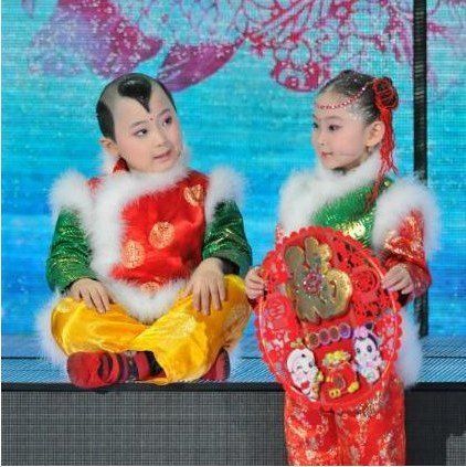 邓鸣贺（左）和妹妹邓鸣璐在央视蛇年春晚中表演《剪花花》