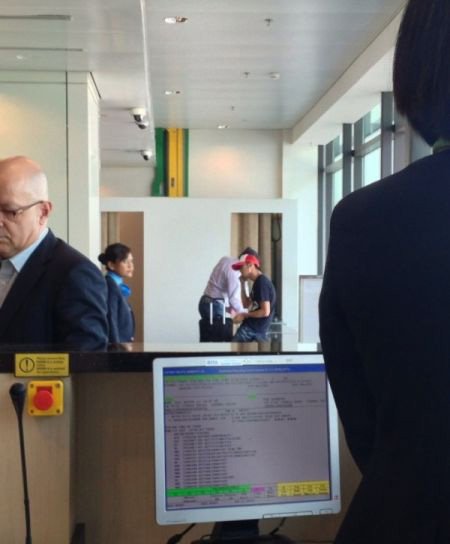 谢霆锋陪母亲狄波拉赴新加坡散心 两子未同行