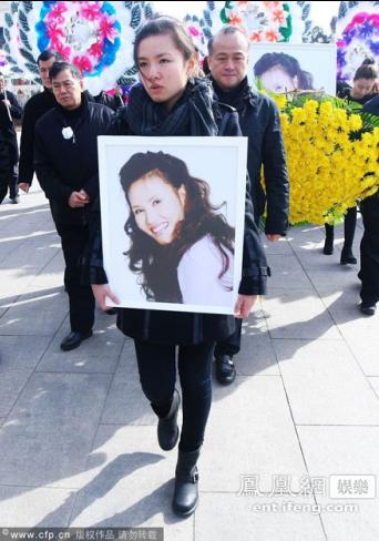 芦秀梅葬礼赵安全程陪伴 宋祖英<em>董文华</em>等好友