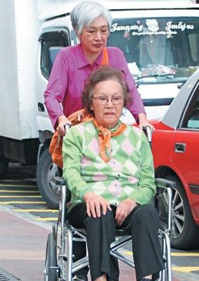老戏骨李香琴重病坐轮椅 豪门女婿掷百万救岳母