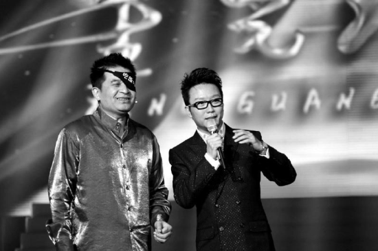 毕福剑足球比赛意外受伤 带伤主持变加勒比海