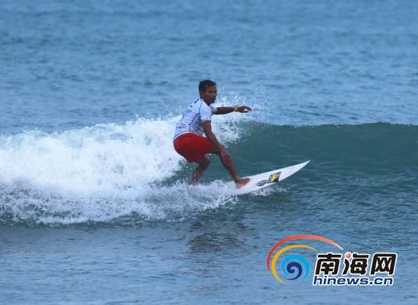 万宁本土冲浪选手16岁林天智比赛(南海网记者 高鹏 摄)