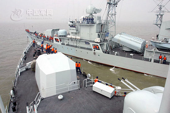 外媒:中国海军560号导弹护卫舰在南沙半月礁搁浅