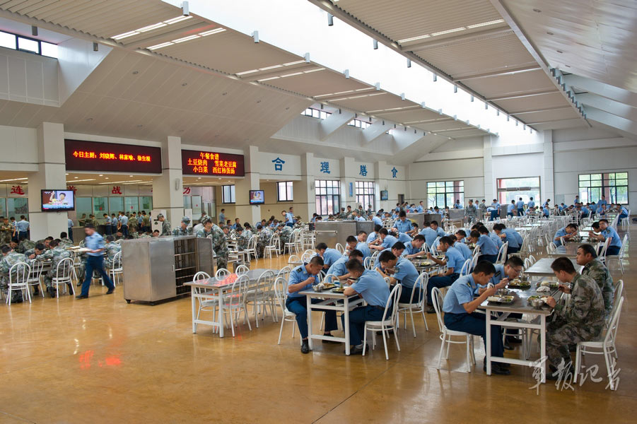 解放军空军炊事班做好飞行员和地勤人员伙食保障