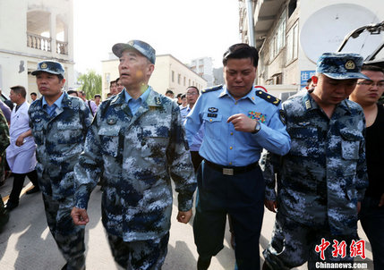 解放军空军司令员马晓天在灾区部署抗震救灾(图)