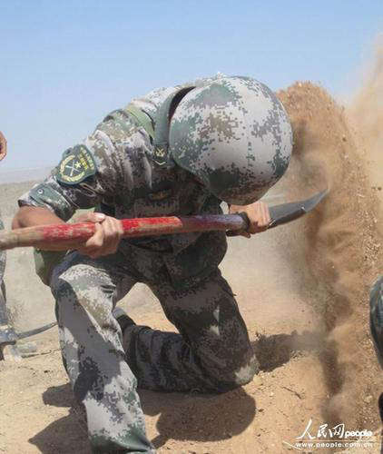 兰州军区炮兵团全员全装出动执行作战任务(图