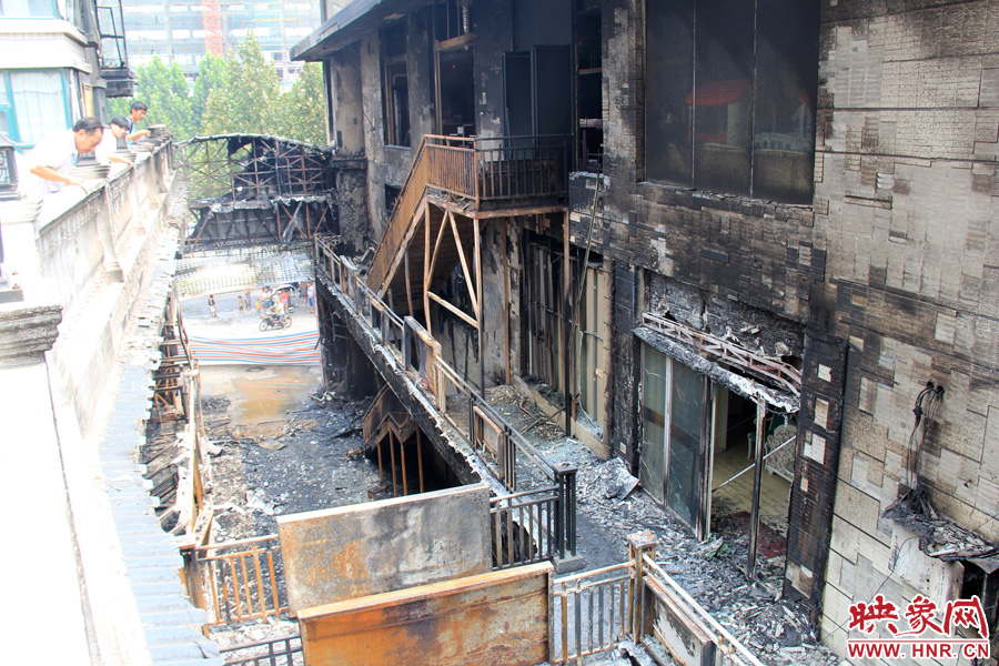 郑州上街商业步行街发生火灾 商铺损失严重楼