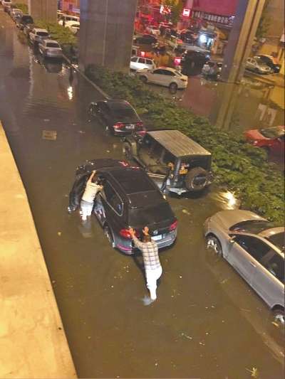 暴雨夜袭郑州沙口路被淹 至少20辆机动车趴窝