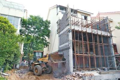 郑州别墅区违法加建追踪:阻拦下部分违建被强拆_河南