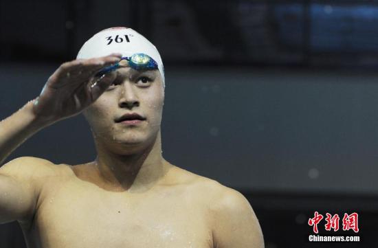 中国游泳队深夜出征世锦赛 孙杨做出胜利手势