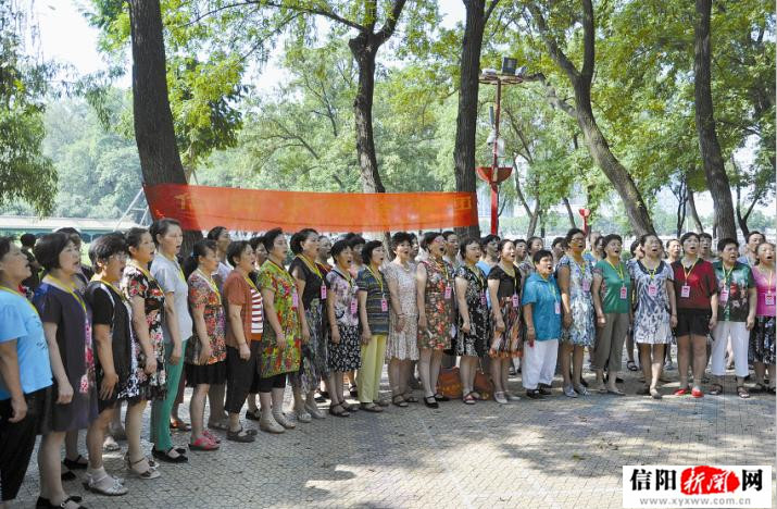 信阳梦想合唱团唱 红歌 迎八一