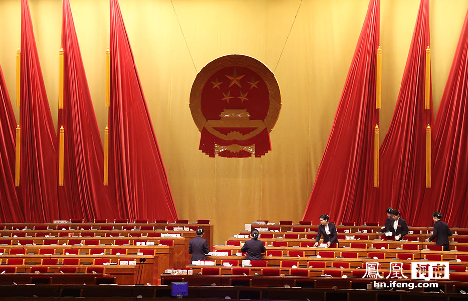 2015年1月26日下午3時，河南省政協十一屆三次會議在省人民會堂開幕。河南省政協主席葉冬松作政協工作報告，出席大會的政協委員聽取和審議政協工作報告。圖為會前工作人員在布置會場。（鳳凰河南 岳秀山/攝影）