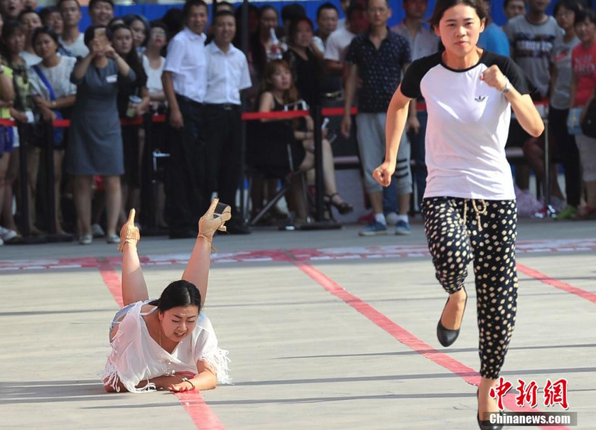 山西高跟鞋赛跑 美女猛男踩恨天高狂奔