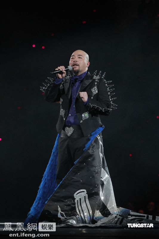 黄伟文红馆开唱大牌云集  陈奕迅拄拐 站台[高清