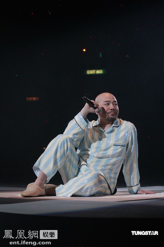 黄伟文红馆开唱大牌云集 陈奕迅拄拐站台[高清