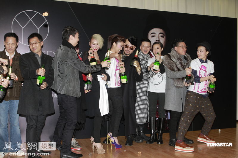 黄伟文红馆开唱大牌云集 陈奕迅拄拐站台[高清