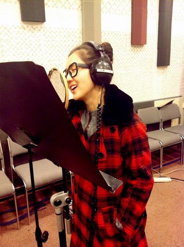 何洁献唱《新女婿时代》 主题曲录音花絮曝光