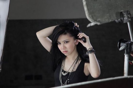 邓紫棋新歌MV预告片曝光 收录其亲手剃头过程