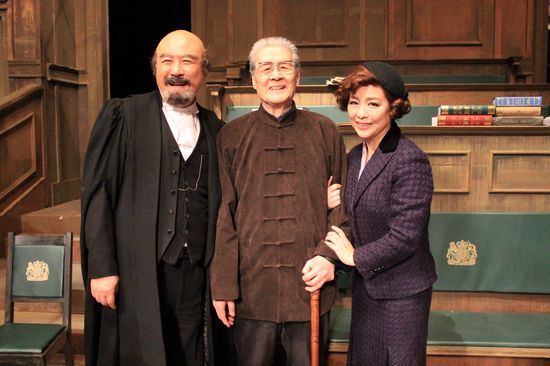 《原告证人》演出后,吕凉(左),蓝天野(中)和宋忆宁(右)合影.