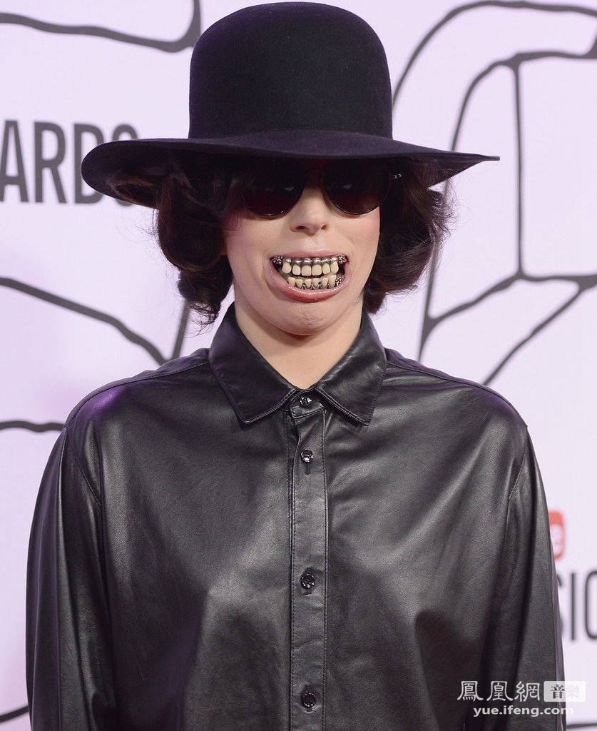 Lady Gaga黑色皮裙扮迈克杰克逊 张嘴露鬼牙