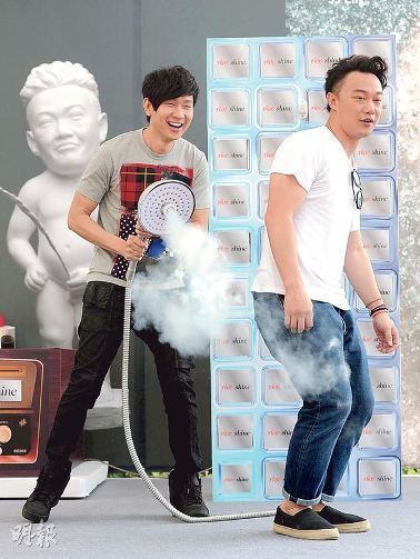 陈奕迅签名会送飞吻被林俊杰干冰喷屁股(图)