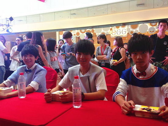 tfboys组合成员为部分粉丝们送上一周年限量明信片.