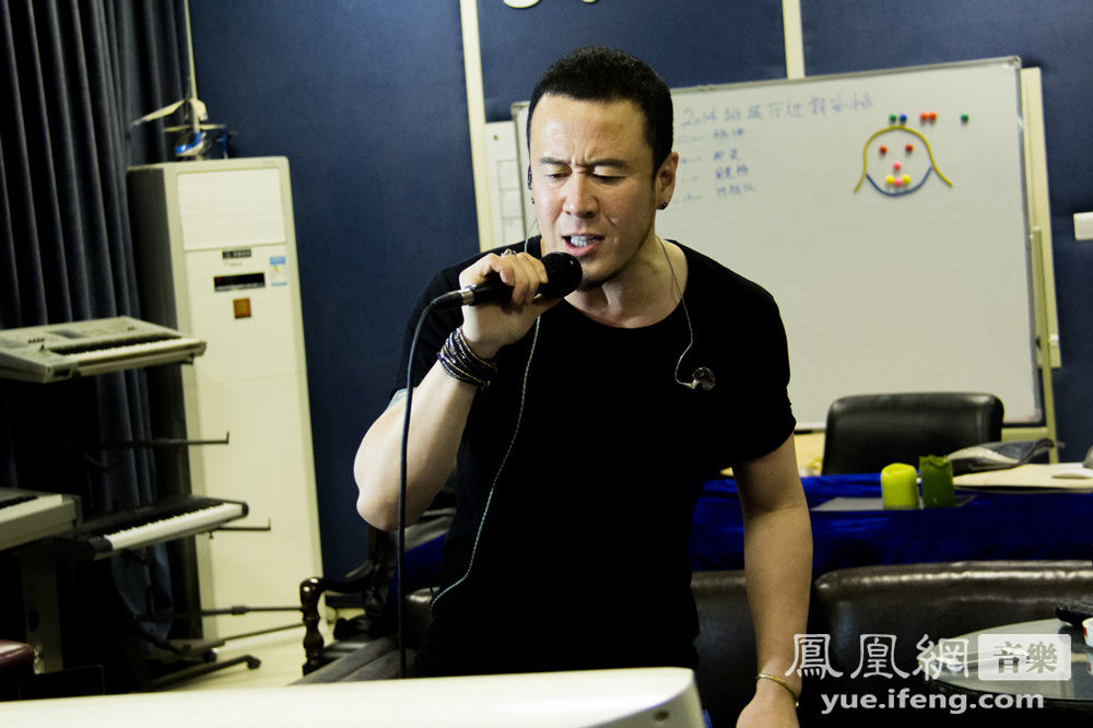 杨坤演唱会开放媒体探班爆料年轻时无厘头情史