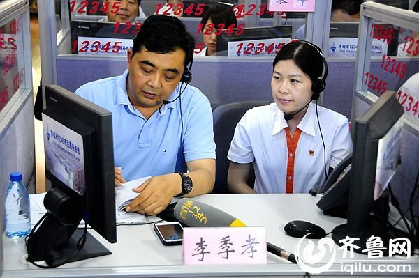 20日上午10点，济南市农业局党组书记、局长李季孝带领相关部门负责人到12345市民服务热线接听电话。